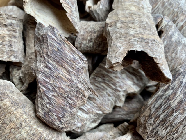 Vietnamese Cultivated Agarwood Medium resin chips