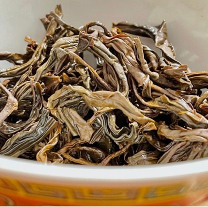 Close up of Dan Cong oolong tea in a gaiwan